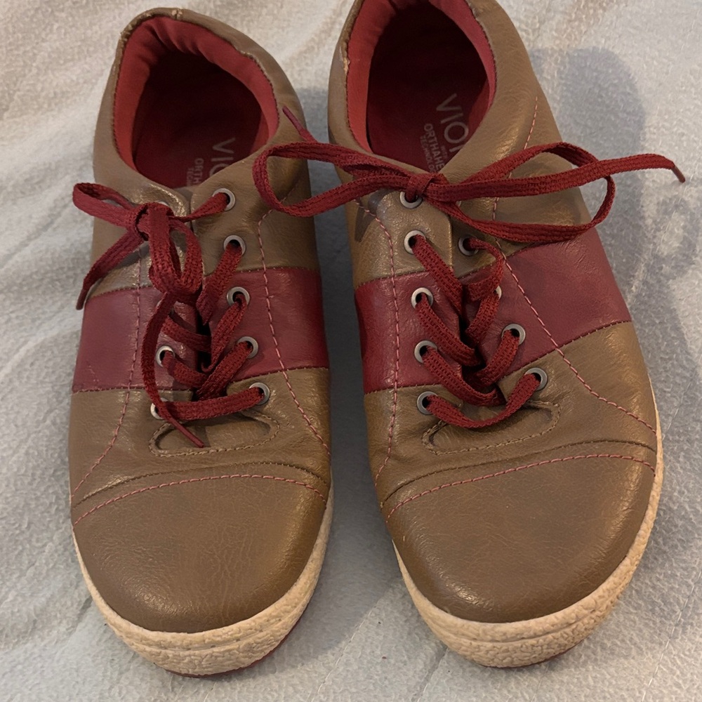 Vionic sneakers.